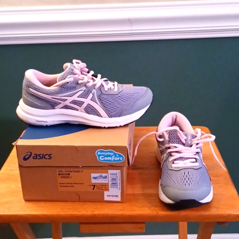 ASICS Women's sneakers  71/2W